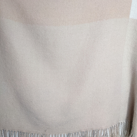 SOIA & KYO Blush Rose Pink Fringe Shawl Scarf Wrap Cardigan Blanket Poncho OS - Picture 15 of 16